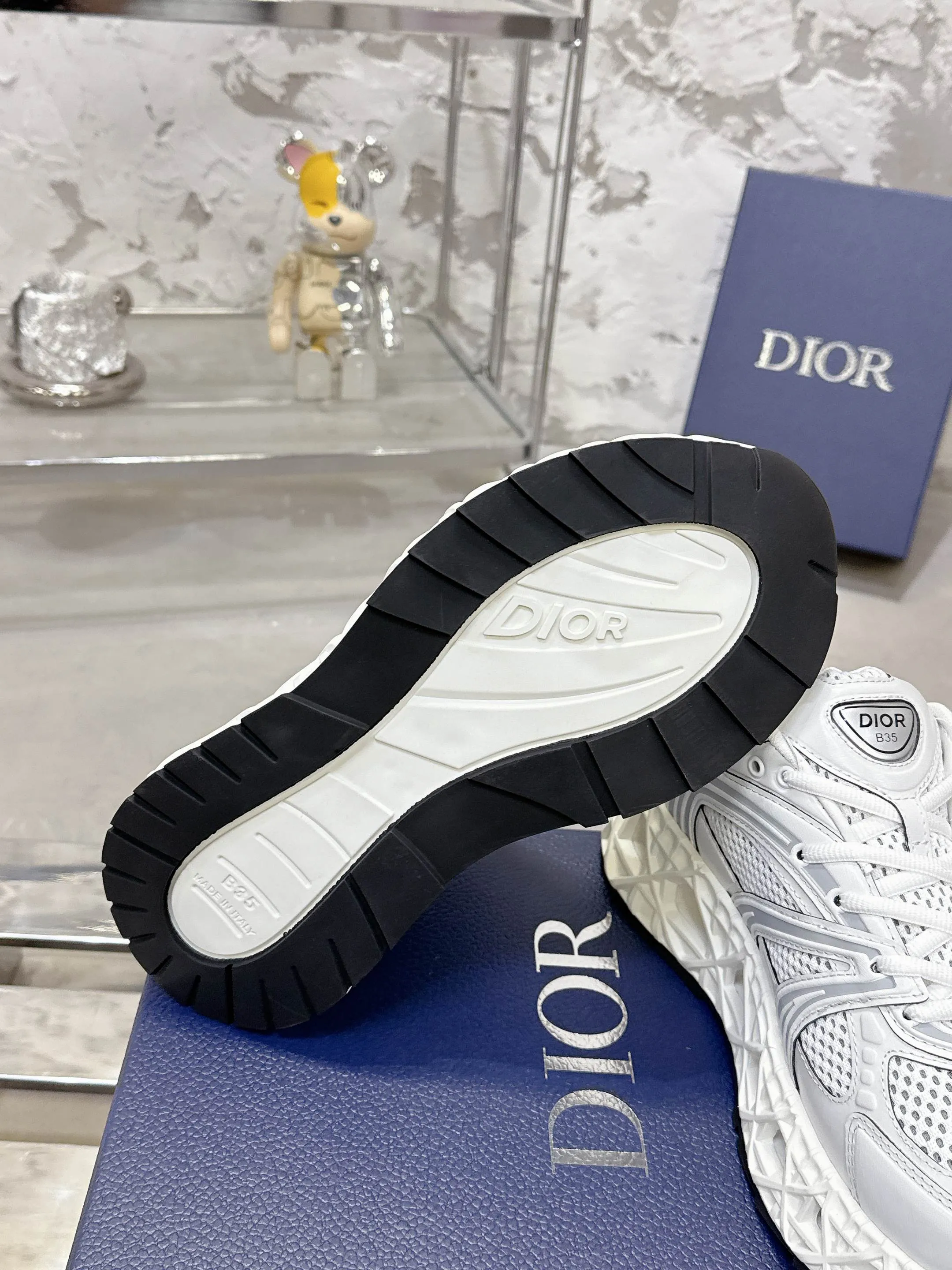 Factory price 780💰 Top version! ! ! Dior (B35) DIOR spring and summer men's wear show, the show was held at the Valle de Grasse School in Paris. Kim Jones drew inspiration from the works of South African artist Hylton Nel. The details of the shoes, clog soles and tribal elements, cleverly blended luxury craftsmanship and practicality, with fresh childishness and bright temperament, creating a new season hot spot. Dior KAWA Dior co-branded casual sports shoes reinterpret running shoes with Dior's high-end style. B35 is made of fine-textured leather and mesh fabric materials. It can be worn in all seasons, is comfortable and breathable, and has multiple lines on the shoe body to outline details. It has a full retro three-dimensional feel and can create a casual look all year round! Fabric: Cowhide/customized cloth material Lining: Imported breathable mesh Outsole: Original molded outsole Size: 39-46 (customized at 45.46)